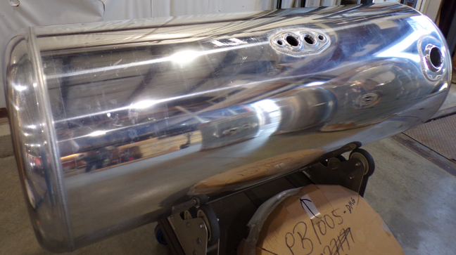 138 Gallons 26"D x 60"L - Peterbilt Style - Rear Fill Polished